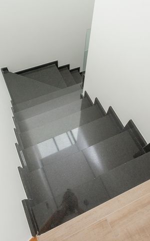 Casa à venda com 155m², 3 quartos e 2 vagasEscada