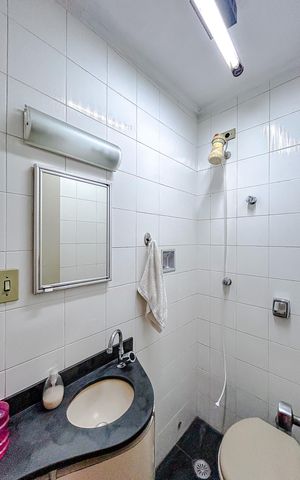 Casa à venda com 295m², 4 quartos e 6 vagasBanheiro de serviço