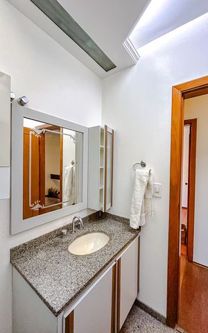 Casa à venda com 295m², 4 quartos e 6 vagasBanheiro
