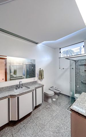 Casa à venda com 295m², 4 quartos e 6 vagasBanheiro da Suíte