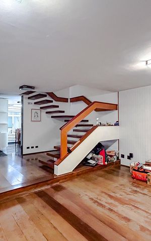 Casa à venda com 295m², 4 quartos e 6 vagasSala