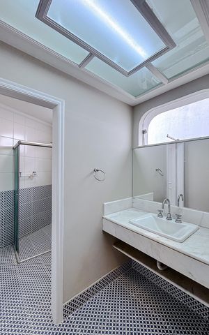 Casa para alugar com 385m², 4 quartos e 4 vagas Casa para alugar com 385m², 4 quartos e 4 vagasBanheiro da Suíte