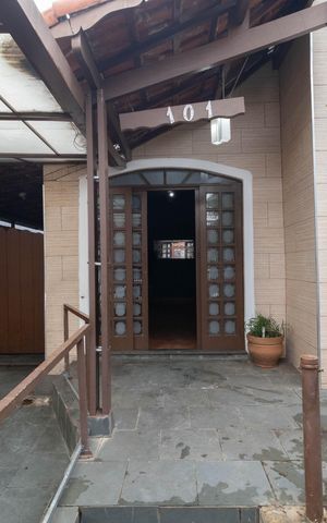Casa à venda com 300m², 5 quartos e 3 vagas Casa à venda com 300m², 5 quartos e 3 vagasEntrada