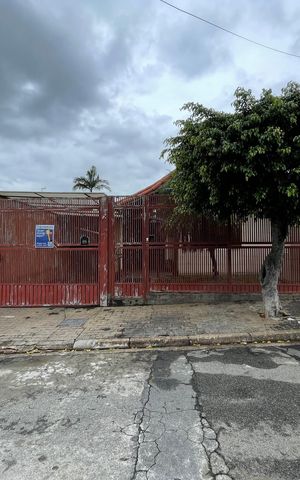 Casa à venda com 300m², 5 quartos e 3 vagas Casa à venda com 300m², 5 quartos e 3 vagasFachada + Placa