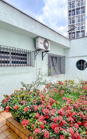 Casa à venda com 245m², 4 quartos e 2 vagasÁrea externa
