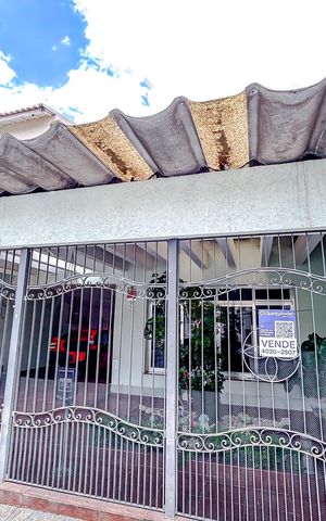 Casa à venda com 245m², 4 quartos e 2 vagasFachada com Plaquinha