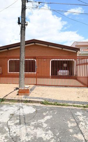 Casa à venda com 200m², 3 quartos e 3 vagasFachada