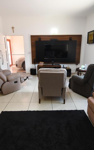 Casa à venda com 200m², 3 quartos e 3 vagasSala