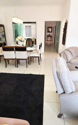 Casa à venda com 200m², 3 quartos e 3 vagasSala