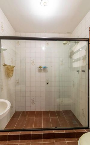 Casa à venda com 180m², 7 quartos e 2 vagas Casa à venda com 180m², 7 quartos e 2 vagas1º andar - Banheiro da Suíte 2