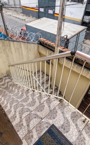 Casa à venda com 180m², 7 quartos e 2 vagas Casa à venda com 180m², 7 quartos e 2 vagas2º andar - Sala - Escada de acesso
