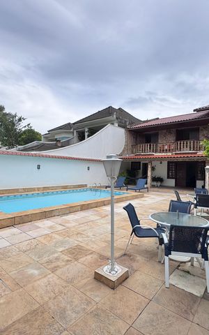 Casa de condomínio à venda com 562m², 4 quartos e 4 vagas Casa de condomínio à venda com 562m², 4 quartos e 4 vagasÁrea externa