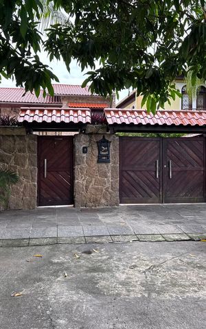 Casa de condomínio à venda com 562m², 4 quartos e 4 vagas Casa de condomínio à venda com 562m², 4 quartos e 4 vagasFachada