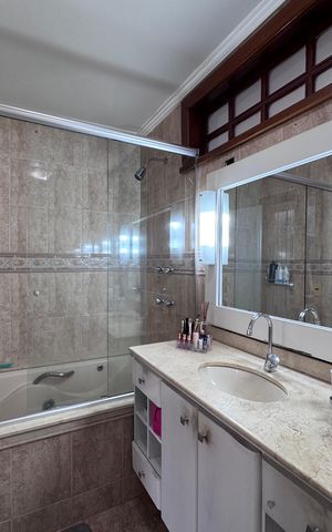 Casa de condomínio à venda com 562m², 4 quartos e 4 vagas Casa de condomínio à venda com 562m², 4 quartos e 4 vagasSuíte 1 - Banheiro