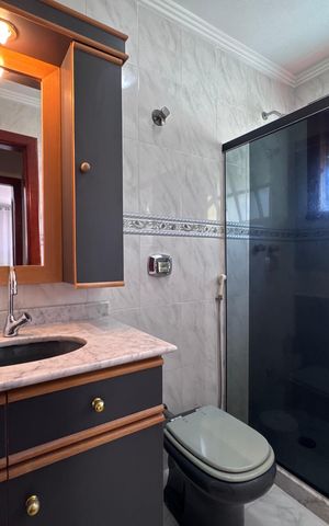 Casa de condomínio à venda com 562m², 4 quartos e 4 vagas Casa de condomínio à venda com 562m², 4 quartos e 4 vagasBanheiro Social