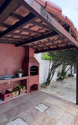 Casa de condomínio à venda com 562m², 4 quartos e 4 vagas Casa de condomínio à venda com 562m², 4 quartos e 4 vagasÁrea externa