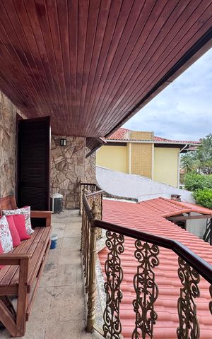Casa de condomínio à venda com 562m², 4 quartos e 4 vagas Casa de condomínio à venda com 562m², 4 quartos e 4 vagasVaranda