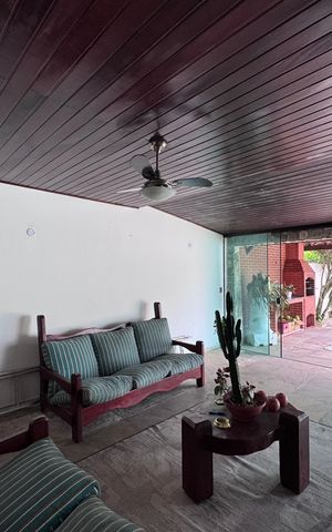 Casa de condomínio à venda com 562m², 4 quartos e 4 vagas Casa de condomínio à venda com 562m², 4 quartos e 4 vagasÁrea externa