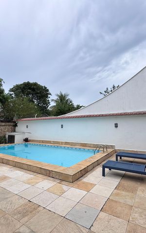 Casa de condomínio à venda com 562m², 4 quartos e 4 vagas Casa de condomínio à venda com 562m², 4 quartos e 4 vagasÁrea externa