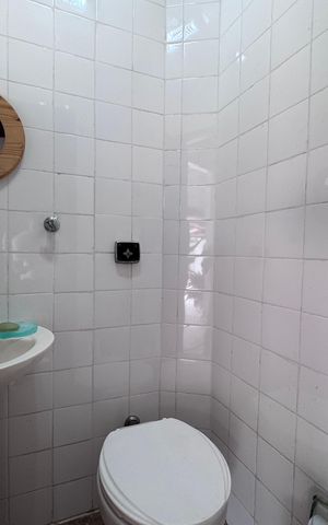 Casa de condomínio à venda com 562m², 4 quartos e 4 vagas Casa de condomínio à venda com 562m², 4 quartos e 4 vagasÁrea externa