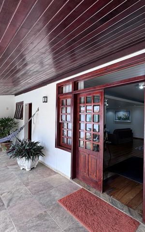 Casa de condomínio à venda com 562m², 4 quartos e 4 vagas Casa de condomínio à venda com 562m², 4 quartos e 4 vagasÁrea externa