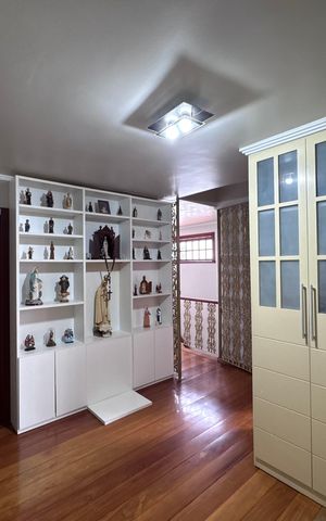 Casa de condomínio à venda com 562m², 4 quartos e 4 vagas Casa de condomínio à venda com 562m², 4 quartos e 4 vagasHall Íntimo