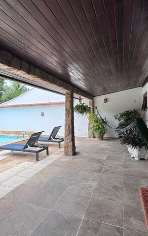 Casa de condomínio à venda com 562m², 4 quartos e 4 vagas Casa de condomínio à venda com 562m², 4 quartos e 4 vagasÁrea externa