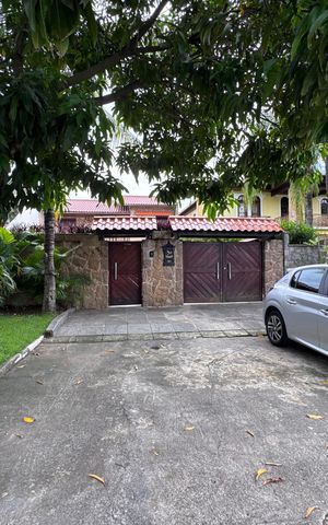 Casa de condomínio à venda com 562m², 4 quartos e 4 vagas Casa de condomínio à venda com 562m², 4 quartos e 4 vagasFachada
