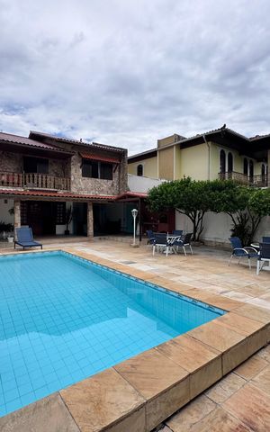 Casa de condomínio à venda com 562m², 4 quartos e 4 vagas Casa de condomínio à venda com 562m², 4 quartos e 4 vagasÁrea externa