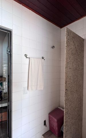 Casa de condomínio à venda com 562m², 4 quartos e 4 vagas Casa de condomínio à venda com 562m², 4 quartos e 4 vagasÁrea externa