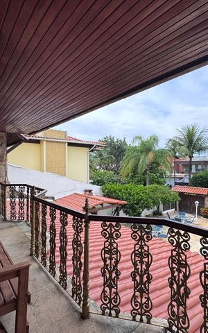 Casa de condomínio à venda com 562m², 4 quartos e 4 vagas Casa de condomínio à venda com 562m², 4 quartos e 4 vagasVaranda