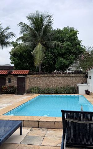Casa de condomínio à venda com 562m², 4 quartos e 4 vagas Casa de condomínio à venda com 562m², 4 quartos e 4 vagasÁrea externa