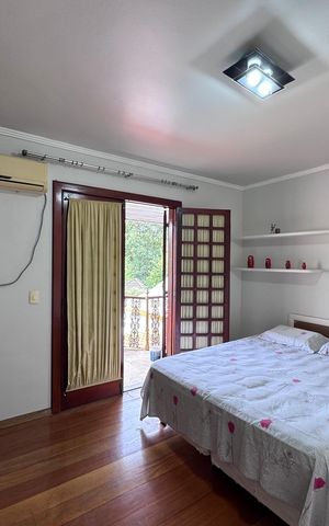 Casa de condomínio à venda com 562m², 4 quartos e 4 vagas Casa de condomínio à venda com 562m², 4 quartos e 4 vagasQuarto