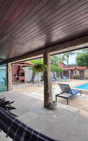 Casa de condomínio à venda com 562m², 4 quartos e 4 vagas Casa de condomínio à venda com 562m², 4 quartos e 4 vagasÁrea externa