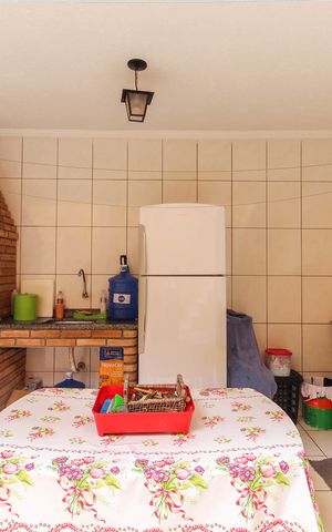 Casa à venda com 170m², 3 quartos e 2 vagas Casa à venda com 170m², 3 quartos e 2 vagasChurrasqueira