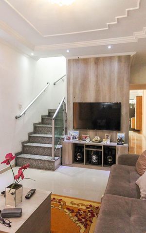 Casa à venda com 170m², 3 quartos e 2 vagas Casa à venda com 170m², 3 quartos e 2 vagasSala