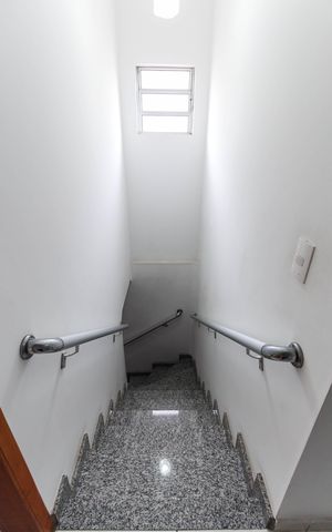 Casa à venda com 170m², 3 quartos e 2 vagas Casa à venda com 170m², 3 quartos e 2 vagasEscada