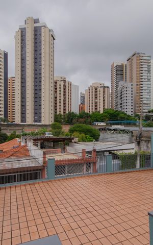 Casa à venda com 528m², 2 quartos e 3 vagas Casa à venda com 528m², 2 quartos e 3 vagasQuintal