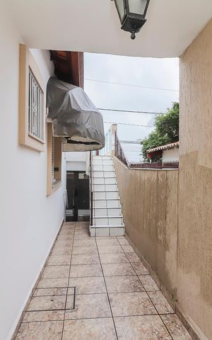 Casa à venda com 215m², 3 quartos e 4 vagasCorredor Lateral