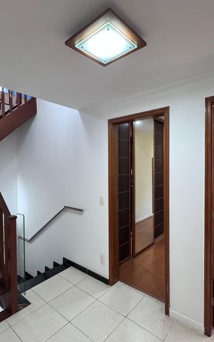 Casa de condomínio para alugar com 1500m², 6 quartos e 5 vagas Casa de condomínio para alugar com 1500m², 6 quartos e 5 vagasHall Íntimo