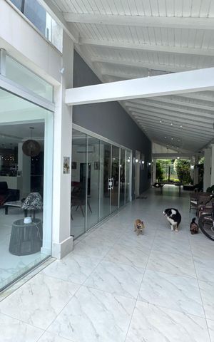 Casa de condomínio para alugar com 1500m², 6 quartos e 5 vagas Casa de condomínio para alugar com 1500m², 6 quartos e 5 vagasÁrea externa