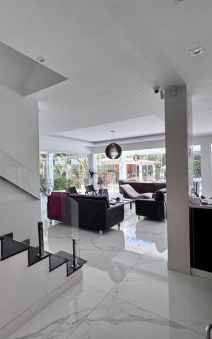 Casa de condomínio para alugar com 1500m², 6 quartos e 5 vagas Casa de condomínio para alugar com 1500m², 6 quartos e 5 vagasSala