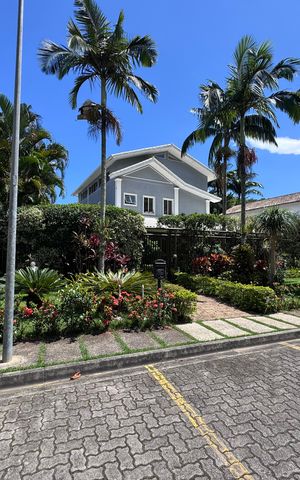 Casa de condomínio para alugar com 1500m², 6 quartos e 5 vagas Casa de condomínio para alugar com 1500m², 6 quartos e 5 vagasFachada