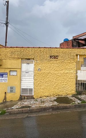 Casa à venda com 120m², 3 quartos e 4 vagas Casa à venda com 120m², 3 quartos e 4 vagasFachada
