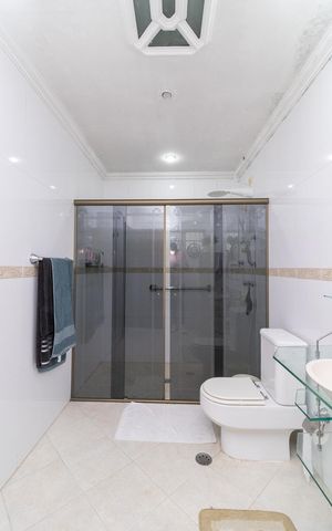 Casa à venda com 430m², 5 quartos e 4 vagasBanheiro 1 - Suíte
