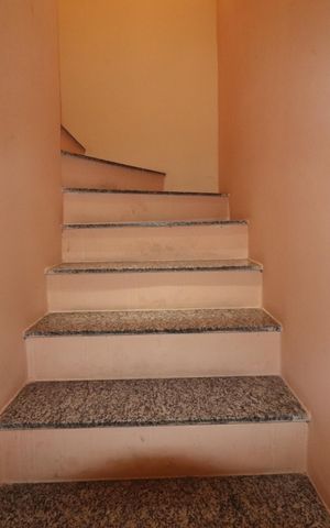 Casa à venda com 148m², 3 quartos e 2 vagasEscada