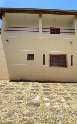Casa à venda com 300m², 3 quartos e 4 vagas Casa à venda com 300m², 3 quartos e 4 vagasFachada