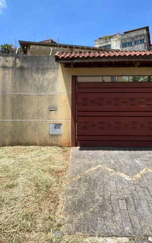 Casa à venda com 300m², 3 quartos e 4 vagas Casa à venda com 300m², 3 quartos e 4 vagasFachada