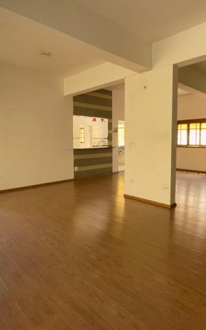 Casa à venda com 300m², 3 quartos e 4 vagas Casa à venda com 300m², 3 quartos e 4 vagasSala