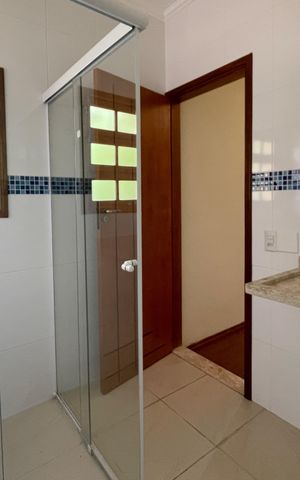 Casa à venda com 300m², 3 quartos e 4 vagas Casa à venda com 300m², 3 quartos e 4 vagasBanheiro quarto 1